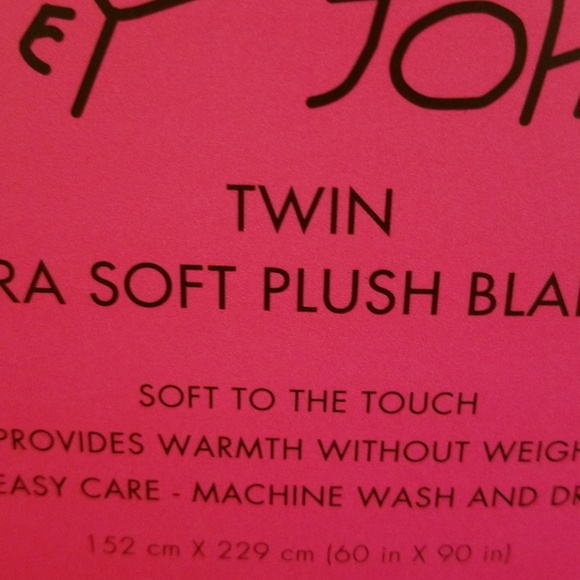 SundaySale Betsey Johnson skull soft plush blanket - Picture 4 of 4